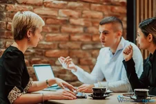 Sadece Siyasette Değil Günlük Hayatta da İşe Yarayan Diplomatik İletişim Teknikleri Nelerdir.webp